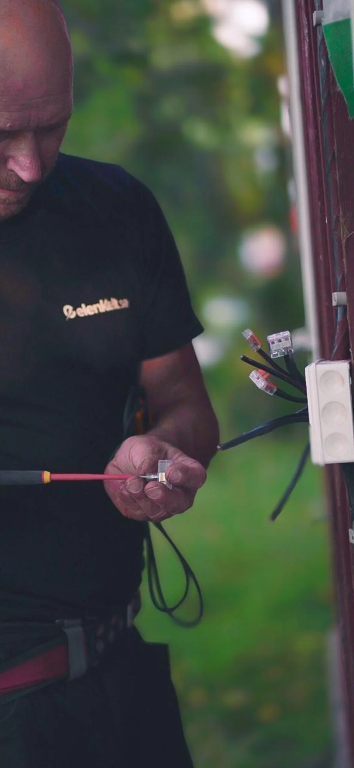 Elenkelt elektriker arbetar med kabelinstallation